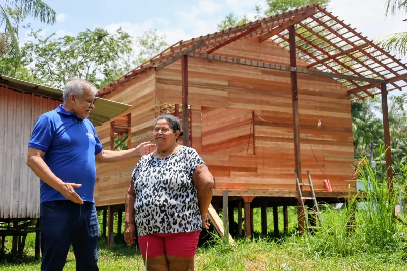 Angela Maria dos Santos, prima moradora a receber o benefício <div class='credito_fotos'>Foto: Bruno Cecim / Ag.Pará &nbsp;&nbsp;|&nbsp;&nbsp; <a href='/midias/2025/originais/20251001132039-GF00025024-F00449873.jpg' download><i class='fa-solid fa-download'></i> Download</a></div>