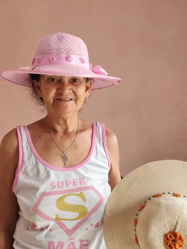 Aos 68 anos, dona Iraci Fialho de Oliveira pretende seguir com a produção artesanal como alternativa de renda.