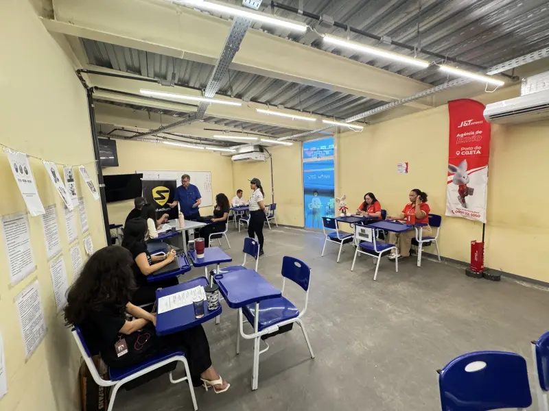 Empresas realizarm entrevistas de emprego, no local da ação