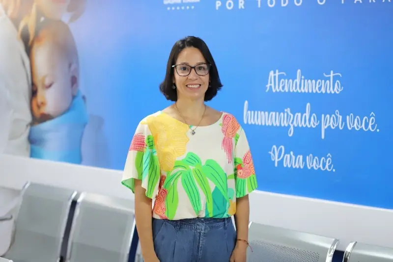 A voluntária Sheila Martins conduziu a atividade de terapias integrativas para aliviar dores e proporcionar bem-estar às mães.