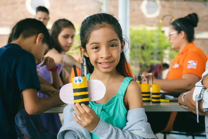 Luna aprendeu na prática confeccionando sua própria abelhinha e descobriu a importância das abelhas para o meio ambiente