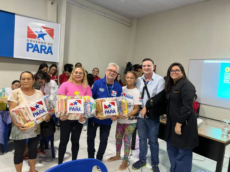 O presidente da Fundação ParáPaz, Alberto Teixeira, participa da entrega de cestas básicas, reforçando o compromisso da instituição.