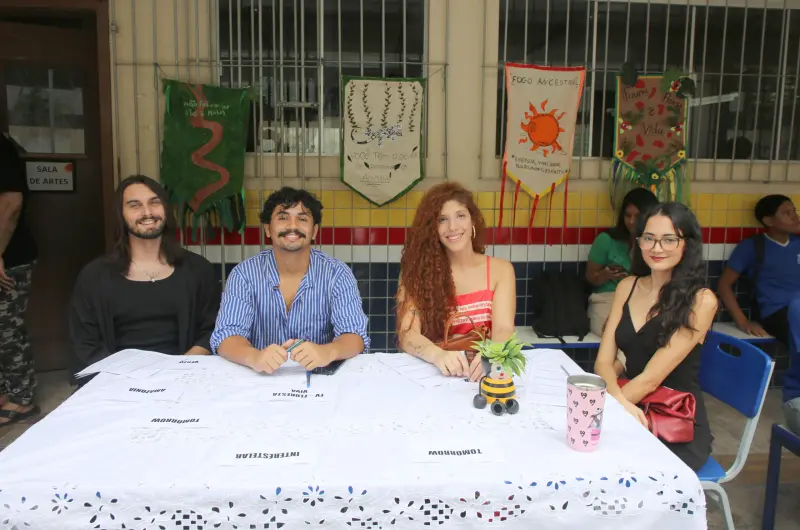 corpo de jurados convidados, entre eles o cantor e compositor Jotta C, o ator e músico Vagner Mendes, a cantora Larissa Leite e a figurinista Jade Boulhosa