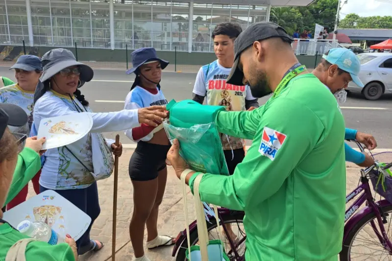 Agentes entregam lixocar e reforçam a importância de manter as vias limpas