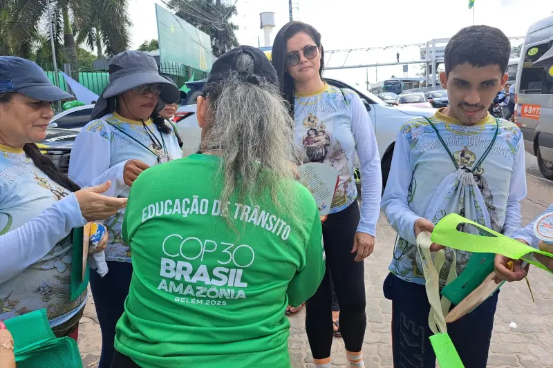 Detran promove abordagem educativa com romeiros durante o trajeto do Círio