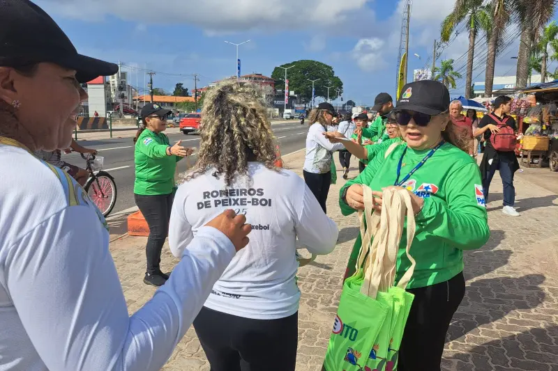 Agentes de Educação orientam sobre o uso seguro das vias durante a caminhada.