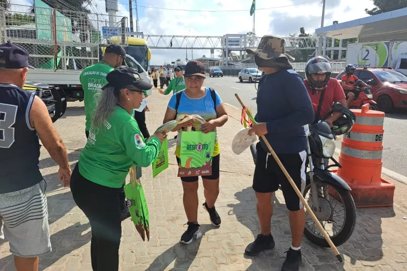 Agentes de Educação do Detran orientam romeiros sobre segurança no trânsito