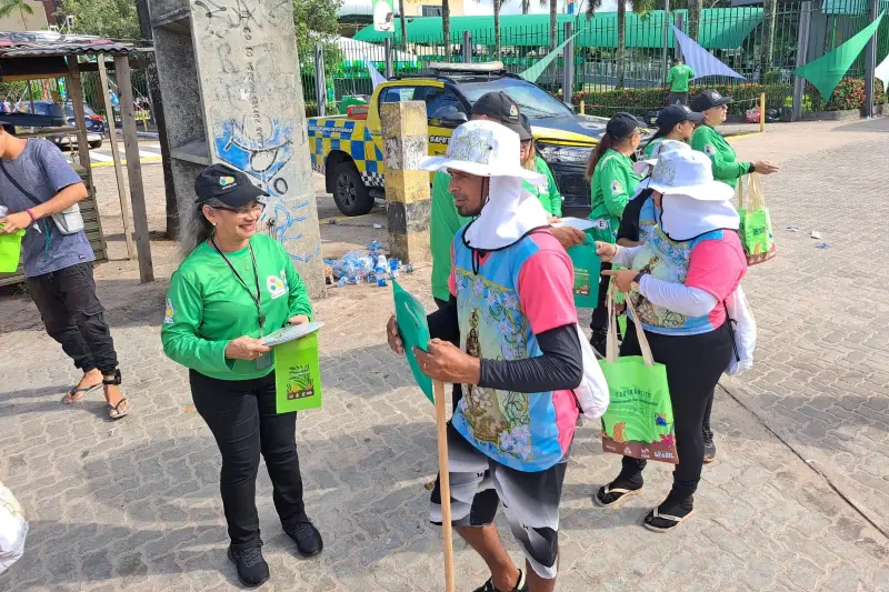Romeiros recebem lixocar e mensagens de conscientização no caminho da fé