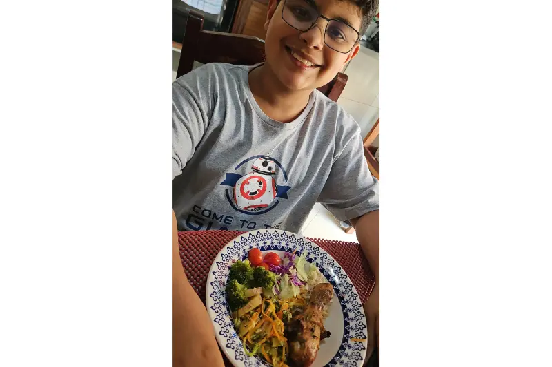 Bernardo Mendes, de 10 anos, mantém alimentação saudável e pratica futebol duas vezes por semana