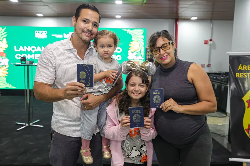 A servidora pública federal Pollyana Pacheco e família foram os primeiros a receber o carimbo da COP30