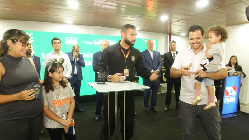 A servidora pública federal Pollyana Pacheco e família foram os primeiros a receber o carimbo da COP30