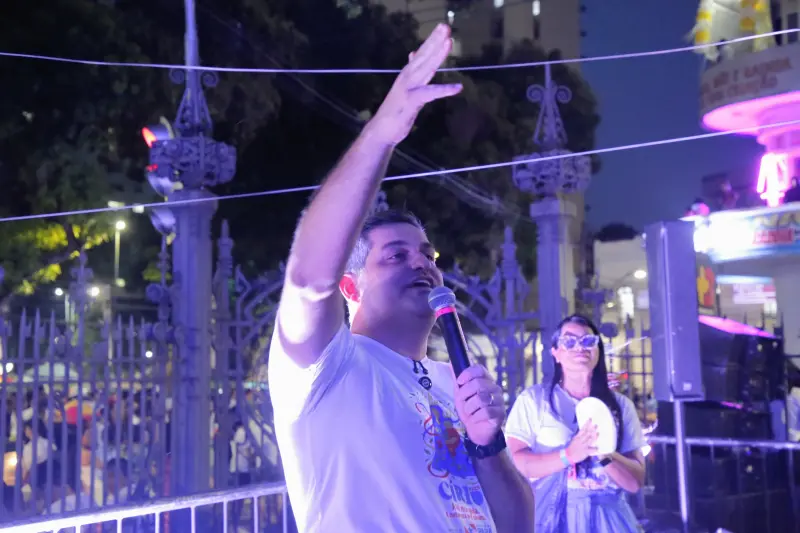 Secretário de Educação saudando os servidores 