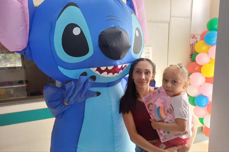 Personagem entregou presentes às crianças