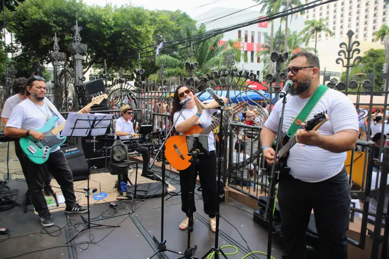 A banda dos servidores da Seduc e a professora Tereza Mônica, do Instituto Estadual Carlos Gomes, durante a apresentação musical no Círio
