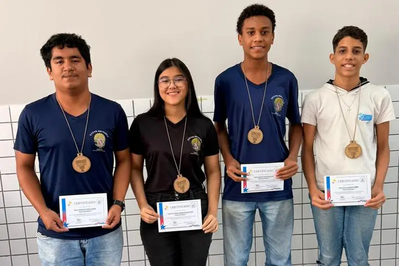 Estudantes que obtiveram as primeiras colocações nos simulados foram premiados 