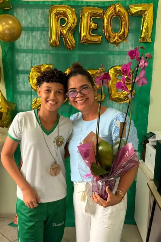 A dirigente Geovânia Paiva com um dos estudantes premiados 