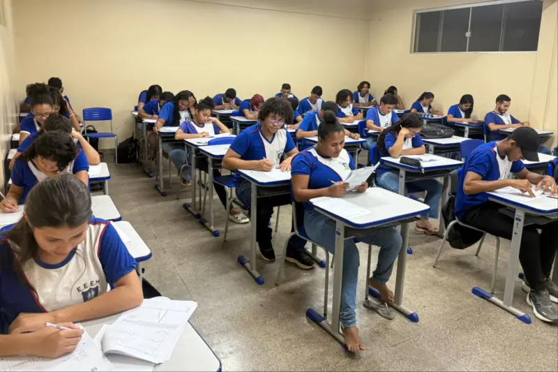 Estudantes participando dos simulados em preparação ao Saeb
