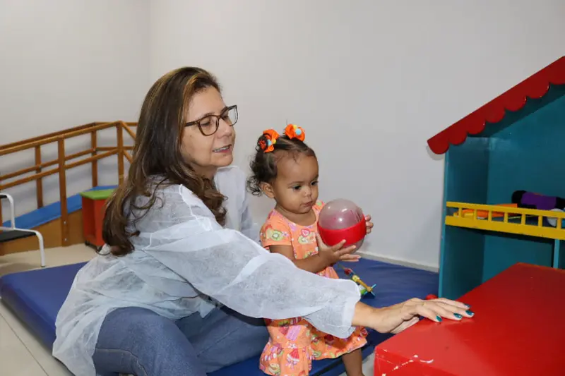 Criança sendo avaliada pela fisiotepeuta Daniela Scasa