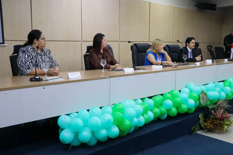 Mesa da cerimônia de formatura da ETSUS no auditório da Sespa