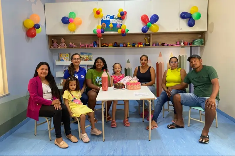 Familiares, amigas de Aila e membros do Grupo de Trabalho de Humanização (GTH) reunidos durante a celebração do aniversário na brinquedoteca do HGT.