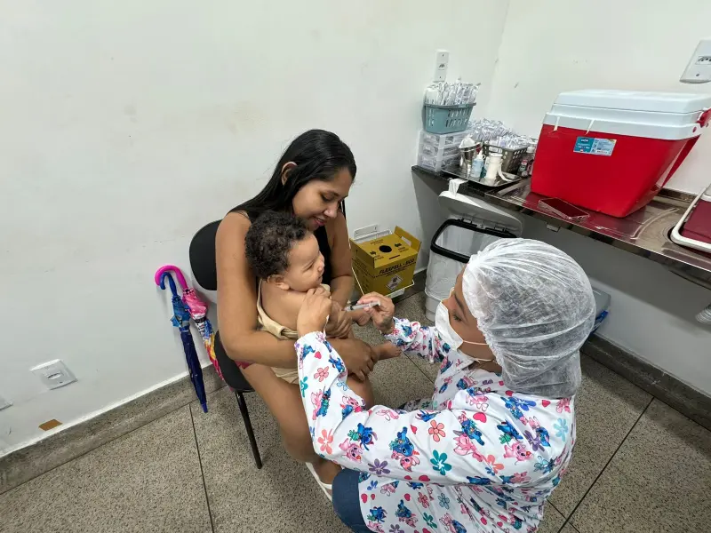 Yasmin Machado levou o pequeno Igor Gabriel, de 9 meses, para receber as vacinas da Covid-19 e febre amarela