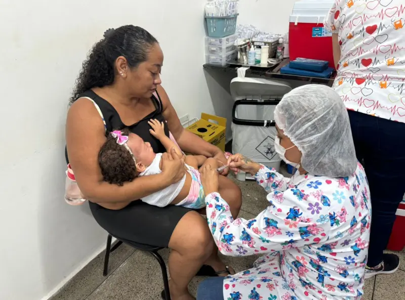 A autônoma Cleice Oliveira levou a filha Jasmine Luiza, de 1 ano e 5 meses, para tomar as vacinas DTP e febre amarela