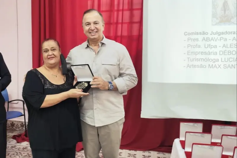 Luana Rocque e o secretário Eduardo Costa