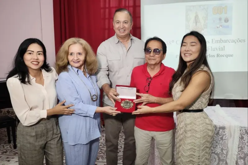 Família Ishiguro com o secretário Eduardo Costa