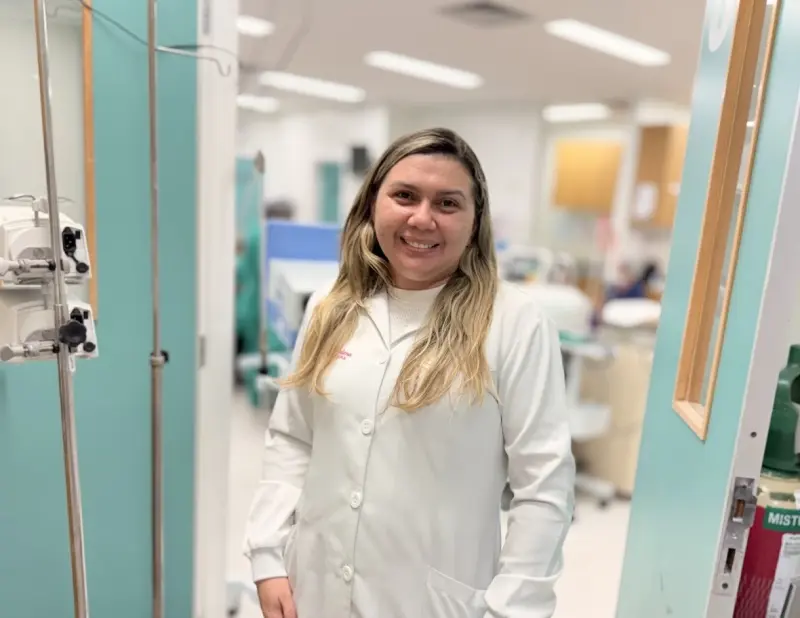 A enfermeira Sara Valente destaca que a confecção das toucas ajuda a fortalecer o vínculo entre pais e filhos durante a internação.