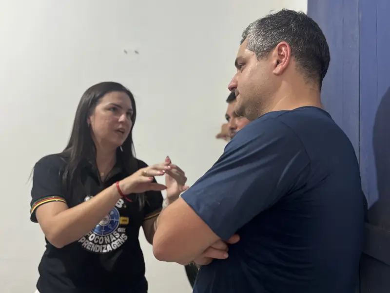 Secretário de Educação, Ricardo Sefer, em diálogo com a dirigente de Bragança, Thayse Alvão
