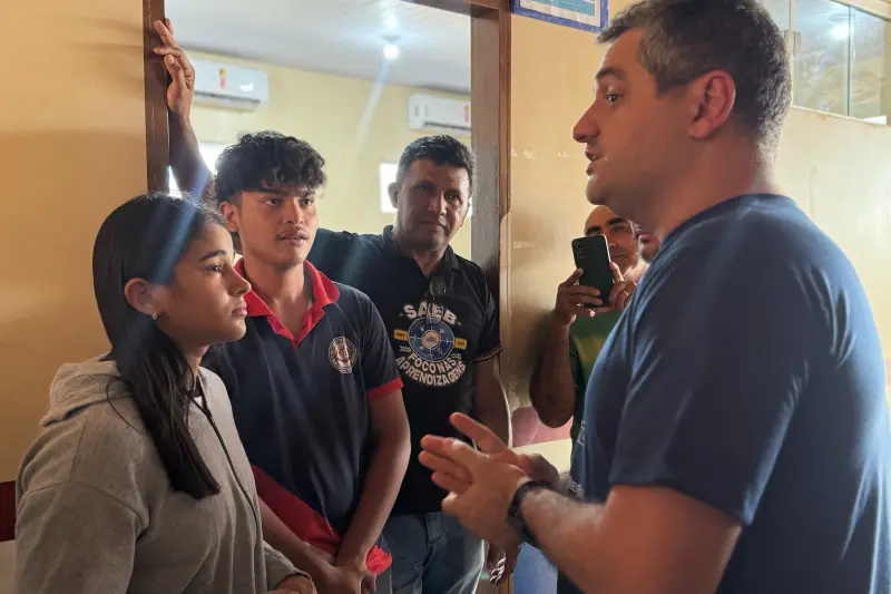 Titular da Seduc em escuta ativa com os estudantes 