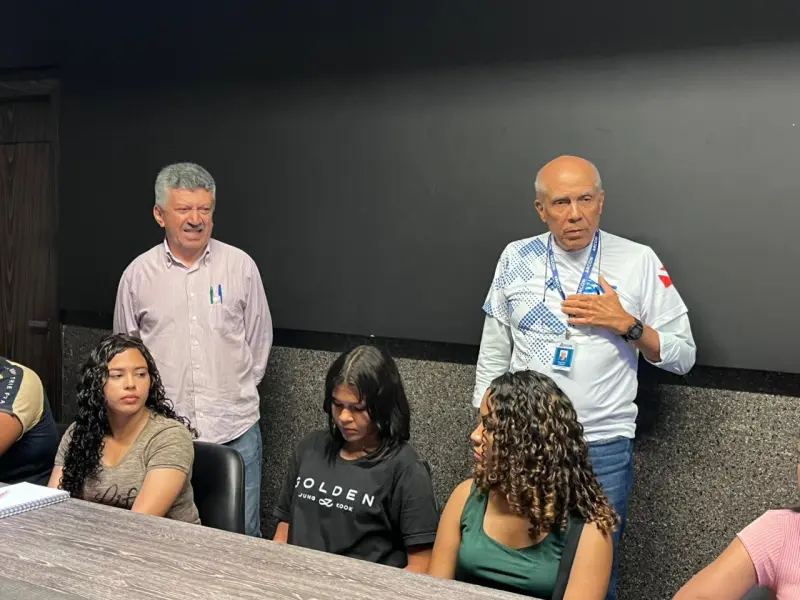 Diretores orientam estudantes sobre a implantação do BRT Metropolitano