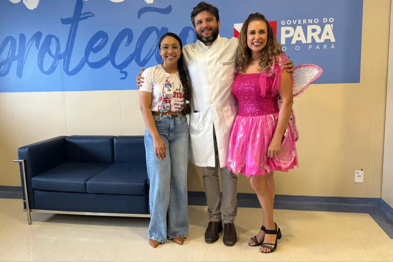 Odontólogos que comandaram a última ação da programação do Mês da Criança,  Bernardino Ribeiro e Conceição Cruz, com a vice-presidente da  Comissão de Humanização Hospitalar, do PSRM, Michelle Sodré