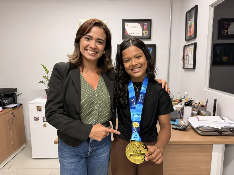 Ao lado da chefe de gabinete da Seel, Ana Paula Alves