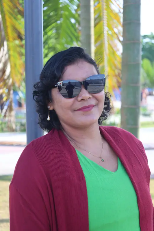 Daniene Almeida - cuidadora de idosos <div class='credito_fotos'>Foto: Bruno Cecim / Ag.Pará &nbsp;&nbsp;|&nbsp;&nbsp; <a href='/midias/2025/originais/20251104085824-GF00025374-F00462690.jpg' download><i class='fa-solid fa-download'></i> Download</a></div>