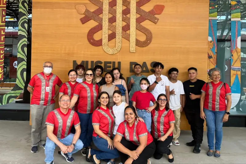 Educadores da Classe Hospitalar do Hospital Oncológico Infantil Octávio Lobo acompanham os alunos durante atividade pedagógica no Museu das Amazônias