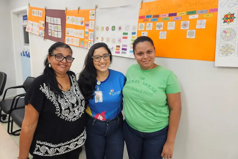 Terapeuta ocupacional Thays Melo e as cuidadoras no Cetea