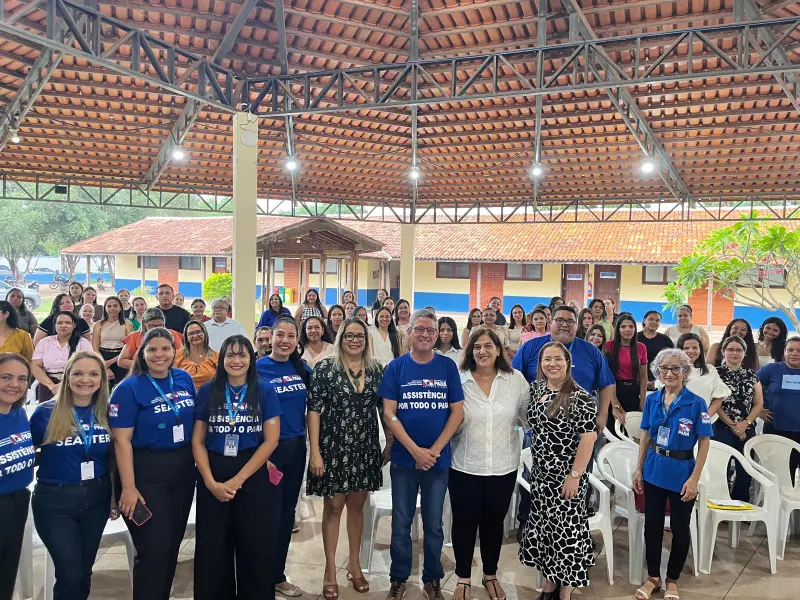 Secretário Valdo Filho ao centro, com técnicos da Seaster