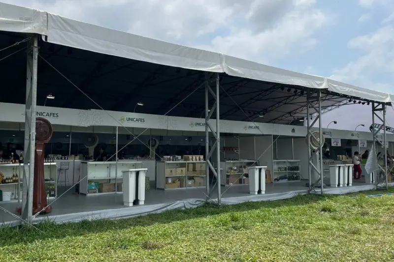 Um dos pavilhões da Agrizone onde há aexposição de produtos da agricultura familiar