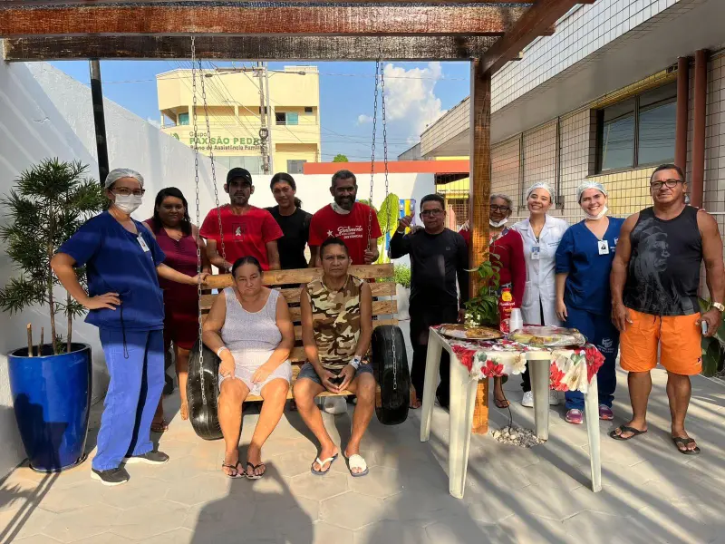 Usuários participam de momento de confraternização com as equipes de Fisioterapia e Nutrição, durante atividade coletiva de reabilitação no HGT.