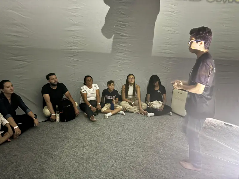 Estagiário detalha atividades do Planetário do Pará após sessão no Planetário Móvel.