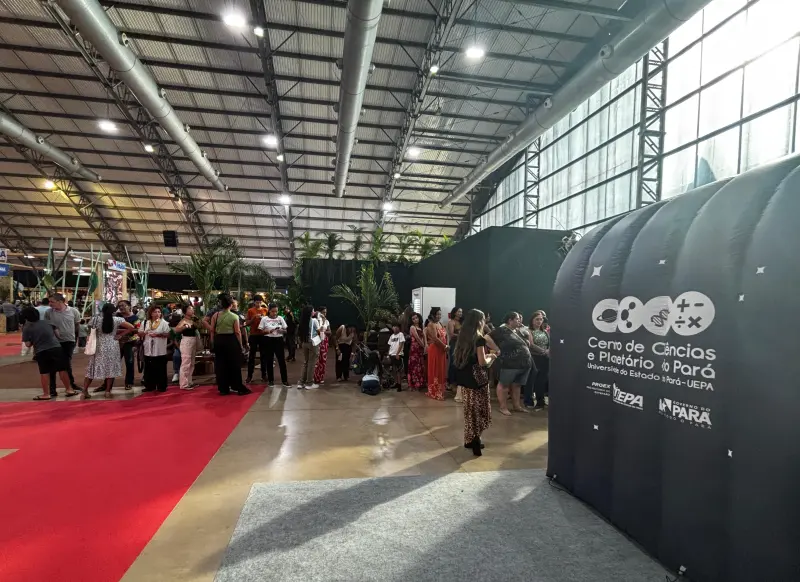 Público aguarda o início da sessão no Planetário Móvel "Niara".