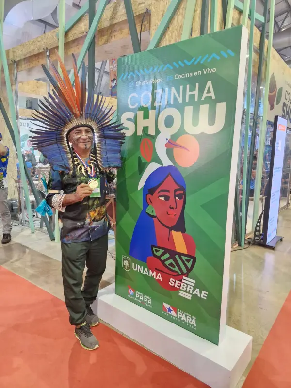 O chef Zena do Carmo, de Santarém, abriu as atividades apresentando a tradicional Cujubada, preparada com peixe Kuiu-Kuiu, jambu, camarão e tucupi.