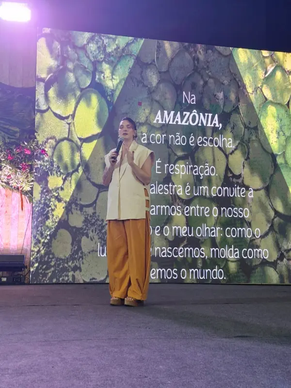 A agenda do dia iniciou com a palestra “Do local pro global: como valorizar o que é local e transformar em identidade”, conduzida por Erica Saraiva