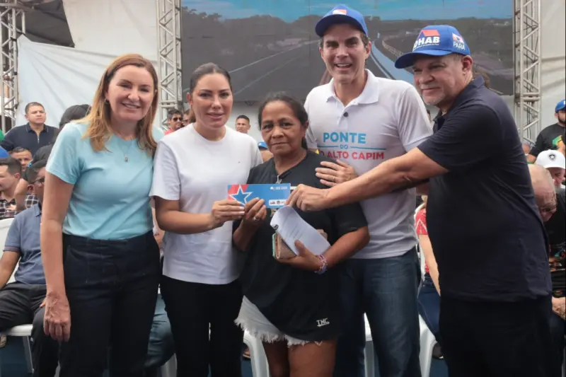 notícia: Governo do Estado entrega títulos de terra e cheques do 'Sua Casa' em Ipixuna do Pará