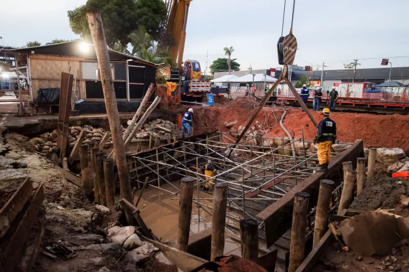 notícia: Último segmento de embarcação antiga encontrada na Nova Doca é resgatado na noite desta segunda-feira (27)