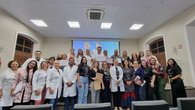 notícia: Projeto Aprimorar qualifica mais de 700 profissionais de enfermagem para atendimento nas áreas de referência da Santa Casa