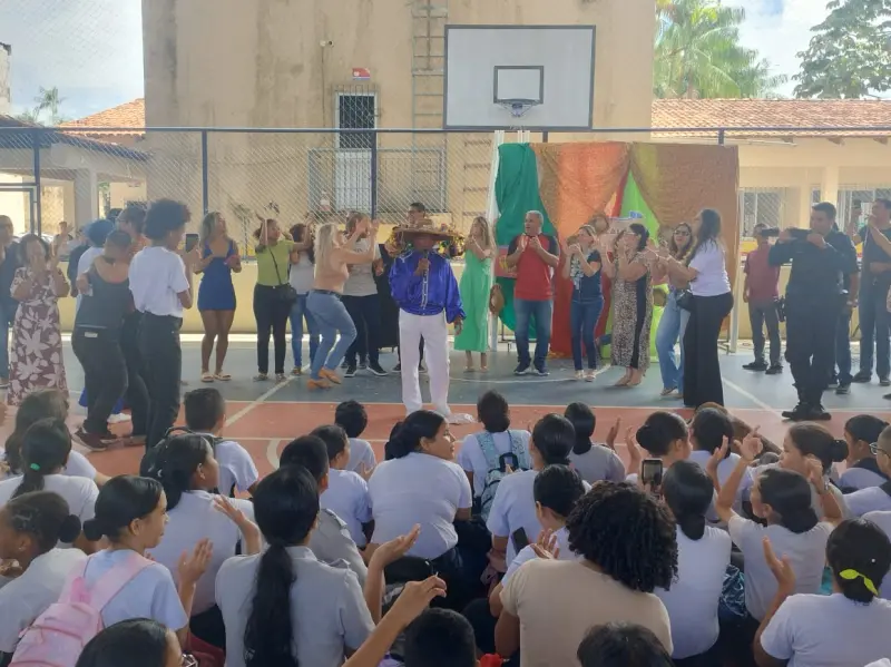 notícia: Com a presença de Pinduca, estudantes estaduais de Belém celebram aprovação no vestibular 2025