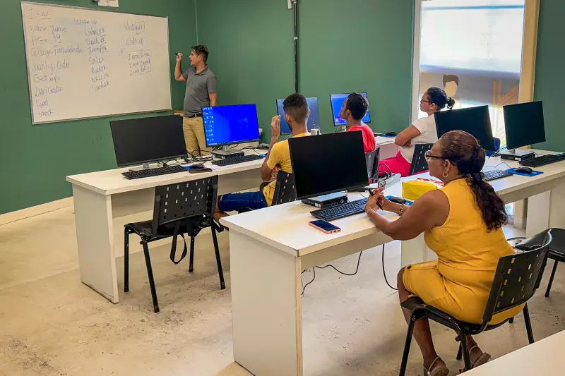 notícia: Estado oferta cursos gratuitos de língua estrangeira para a comunidade e agentes de segurança