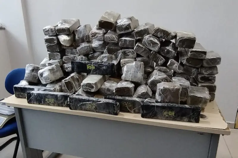 notícia: Dupla é presa com mais de 100 kg de drogas em Belém